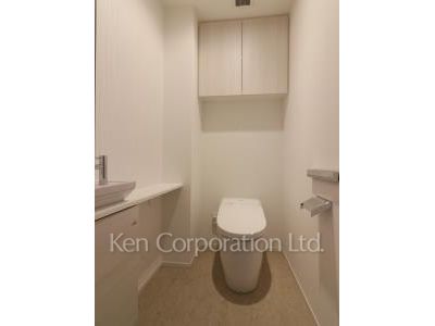 Lavatory ※Photo of the same layout on 4 floor. Decoration and fixture may differ.