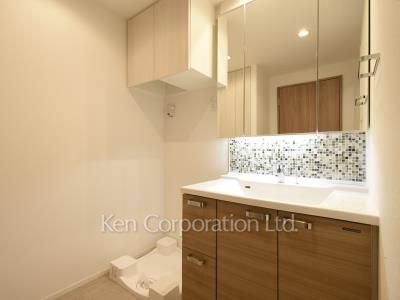 Powder Room ※Photo of the same layout on 4 floor. Decoration and fixture may differ.