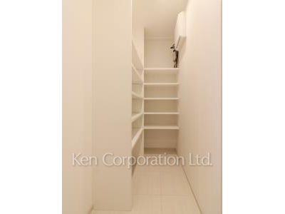 Shoes-In Closet ※Photo of the same layout on 3 floor. Decoration and fixture may differ.