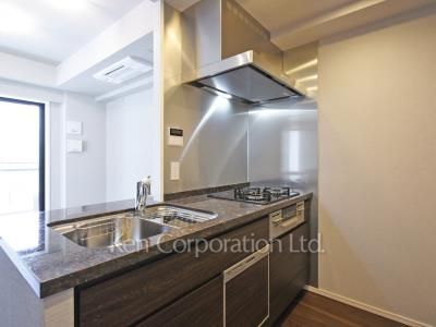 Kitchen ※Photo of the same layout on 4 floor. Decoration and fixture may differ.