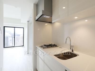 Kitchen ※Photo of the same layout on 8 floor. Decoration and fixture may differ.