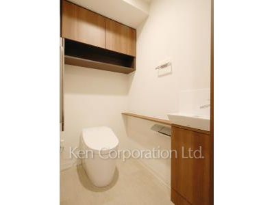 Lavatory ※Photo of the same layout on 8 floor. Decoration and fixture may differ.