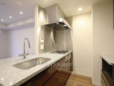 Kitchen ※Photo of the same layout on 8 floor. Decoration and fixture may differ.