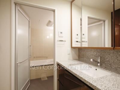 Powder Room ※Photo of the same layout on 8 floor. Decoration and fixture may differ.