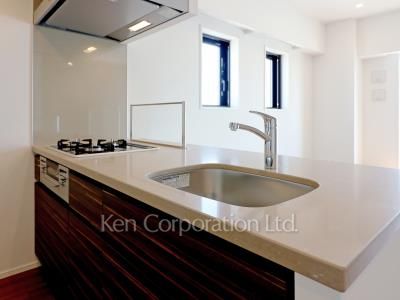 Kitchen ※Photo of the same layout on 9 floor. Decoration and fixture may differ.