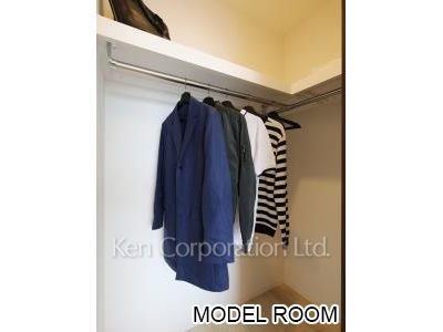 Walk-In Closet *MODLE ROOM ※Photo of the same layout on 15 floor. Decoration and fixture may differ.