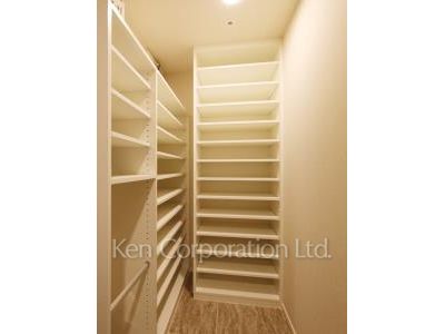 Shoes-In Closet ※Photo of the same layout on 15 floor. Decoration and fixture may differ.