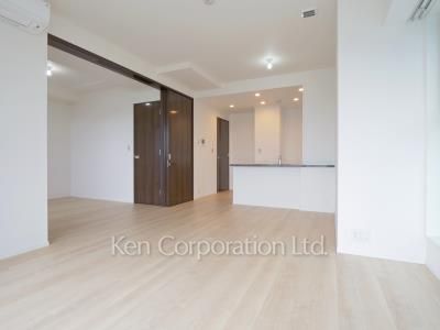 Living-Dining ※Photo of the same layout on 9 floor. Decoration and fixture may differ.