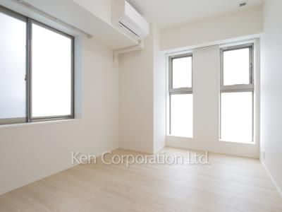 Master Bedroom ※Photo of the same layout on 9 floor. Decoration and fixture may differ.