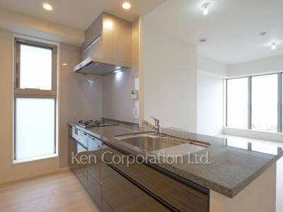 Kitchen ※Photo of the same layout on 9 floor. Decoration and fixture may differ.