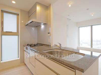 Kitchen ※Photo of the same layout on 22 floor. Decoration and fixture may differ.