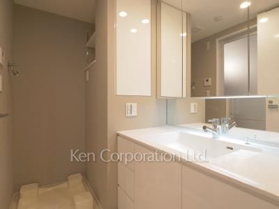 Powder Room ※Photo of the same layout on 22 floor. Decoration and fixture may differ.