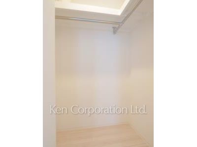 Walk-In Closet ※Photo of the same layout on 22 floor. Decoration and fixture may differ.