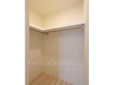 Walk-In Closet ※Photo of the same layout on 19 floor. Decoration and fixture may differ.