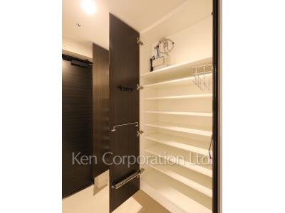 Shoes Closet ※Photo of the same layout on 19 floor. Decoration and fixture may differ.