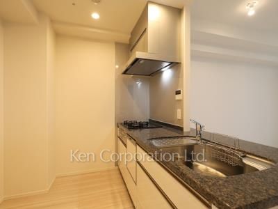 Kitchen ※Photo of the same layout on 19 floor. Decoration and fixture may differ.