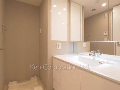 Powder Room ※Photo of the same layout on 22 floor. Decoration and fixture may differ.