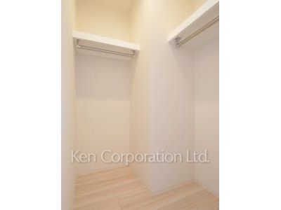Walk-In Closet ※Photo of the same layout on 22 floor. Decoration and fixture may differ.