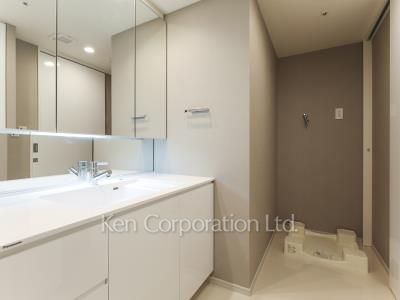 Powder Room ※Photo of the same layout on 19 floor. Decoration and fixture may differ.