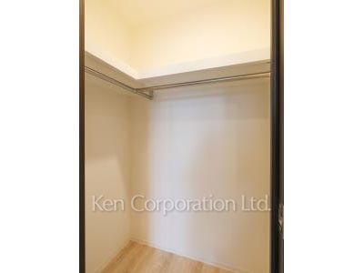 Walk-In Closet ※Photo of the same layout on 19 floor. Decoration and fixture may differ.
