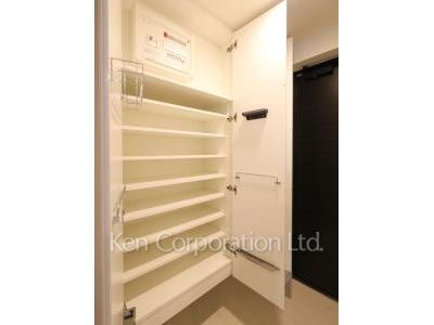 Shoes Closet ※Photo of the same layout on 19 floor. Decoration and fixture may differ.
