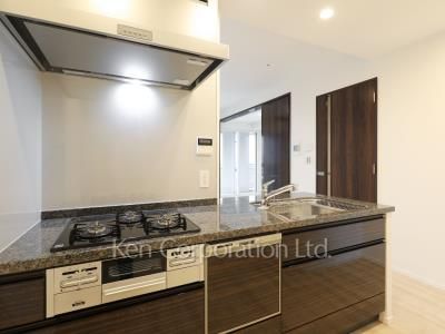 Kitchen ※Photo of the same layout on 19 floor. Decoration and fixture may differ.