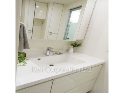 Powder Room ※Photo of the same layout on 4 floor. Decoration and fixture may differ.