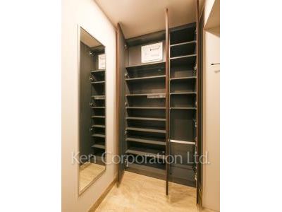 Shoes Closet ※Photo of the same layout on 9 floor. Decoration and fixture may differ.