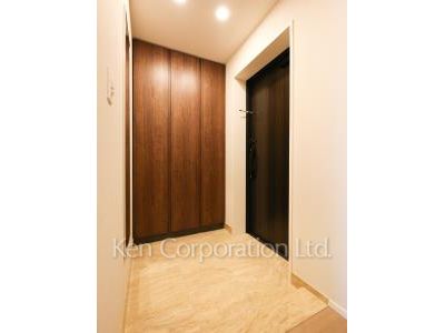 Entrance ※Photo of the same layout on 9 floor. Decoration and fixture may differ.