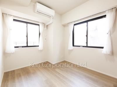 Master Bedroom ※Photo of the same layout on 9 floor. Decoration and fixture may differ.