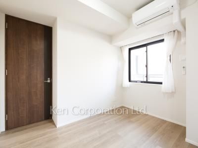 Master Bedroom ※Photo of the same layout on 9 floor. Decoration and fixture may differ.
