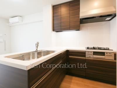 Kitchen ※Photo of the same layout on 9 floor. Decoration and fixture may differ.