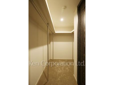 Walk-In Closet ※Photo of the same layout on 4 floor. Decoration and fixture may differ.