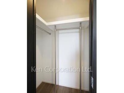 Walk-In Closet ※Photo of the same layout on 11 floor. Decoration and fixture may differ.
