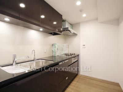 Kitchen ※Photo of the same layout on 11 floor. Decoration and fixture may differ.