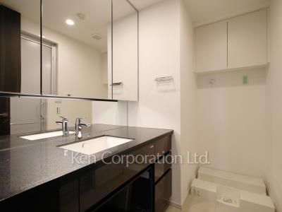 Powder Room ※Photo of the same layout on 11 floor. Decoration and fixture may differ.