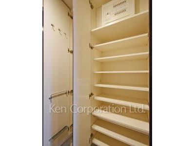 Shoes Closet ※Photo of the same layout on 4 floor. Decoration and fixture may differ.