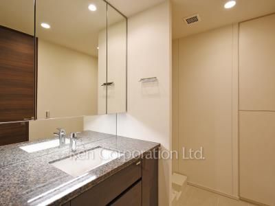 Powder Room ※Photo of the same layout on 4 floor. Decoration and fixture may differ.
