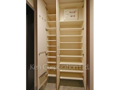 Shoes Closet ※Photo of the same layout on 4 floor. Decoration and fixture may differ.