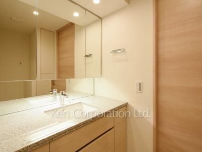 Powder Room ※Photo of the same layout on 4 floor. Decoration and fixture may differ.