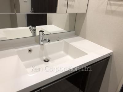 Powder Room ※Photo of the same layout on 11 floor. Decoration and fixture may differ.