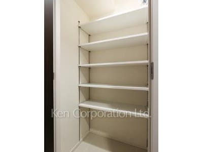 Shoes-In Closet ※Photo of the same layout on 10 floor. Decoration and fixture may differ.