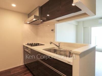 Kitchen ※Photo of the same layout on 10 floor. Decoration and fixture may differ.