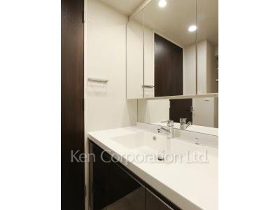 Powder Room ※Photo of the same layout on 10 floor. Decoration and fixture may differ.