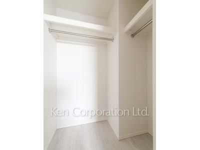 Walk-In Closet ※Photo of the same layout on 24 floor. Decoration and fixture may differ.