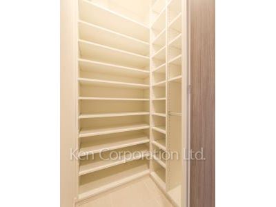 Shoes-In Closet ※Photo of the same layout on 24 floor. Decoration and fixture may differ.