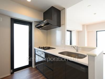 Kitchen ※Photo of the same layout on 10 floor. Decoration and fixture may differ.