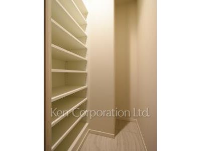 Shoes-In Closet ※Photo of the same layout on 10 floor. Decoration and fixture may differ.