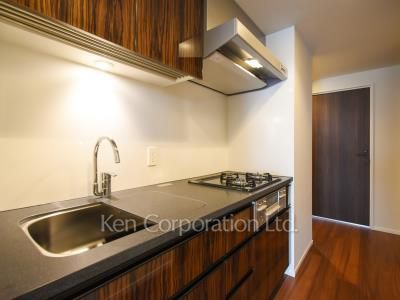 Kitchen ※Photo of the same layout on 10 floor. Decoration and fixture may differ.