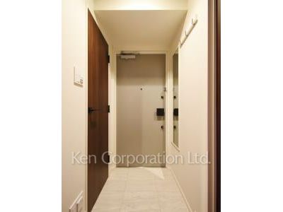 Entrance ※Photo of the same layout on 10 floor. Decoration and fixture may differ.